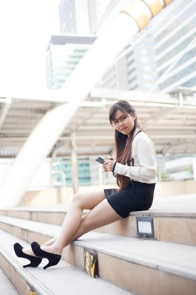 Businesswoman Sitting using a smartphone. — Stock Photo, Image