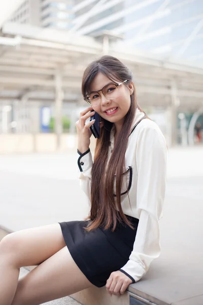 Mujer de negocios hablando por teléfono . — Foto de Stock