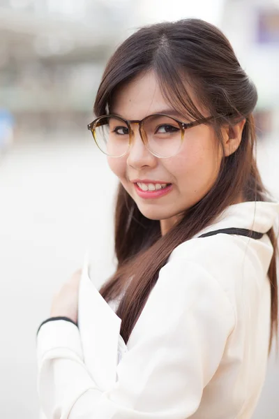 Happly asian businesswoman hold paper. — Stock Photo, Image