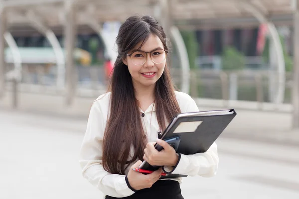 Happly asiatiska affärskvinna håller papper. — Stockfoto