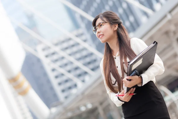 Happly asiático mujer de negocios hold papel . — Foto de Stock