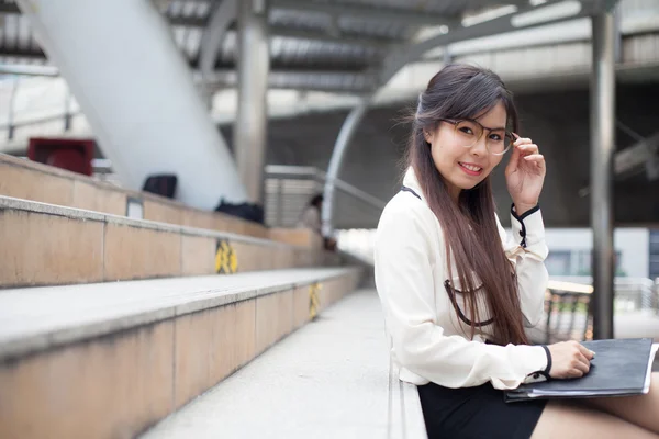 Feliz y relajante mujer de negocios . — Foto de Stock