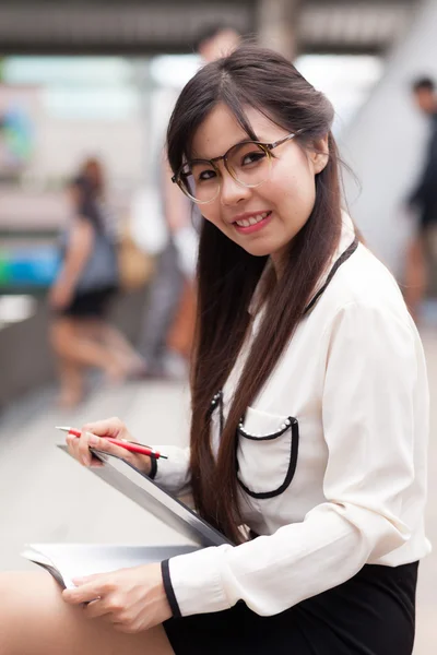 Feliz y relajante mujer de negocios . — Foto de Stock