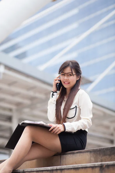 Businesswoman talking phone. — Stock Photo, Image