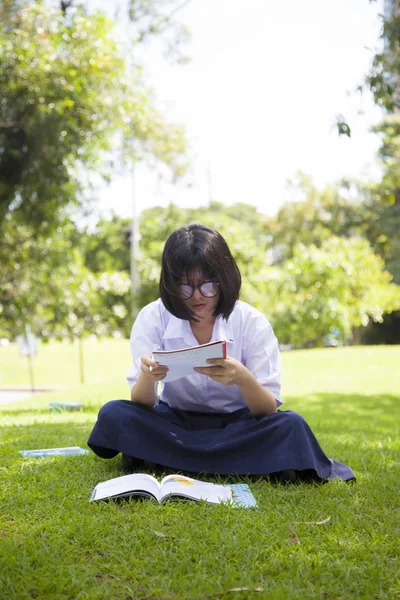 Fille assis devoirs et lecture . — Photo