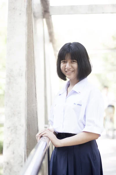 Азиатская школьница улыбается . — стоковое фото