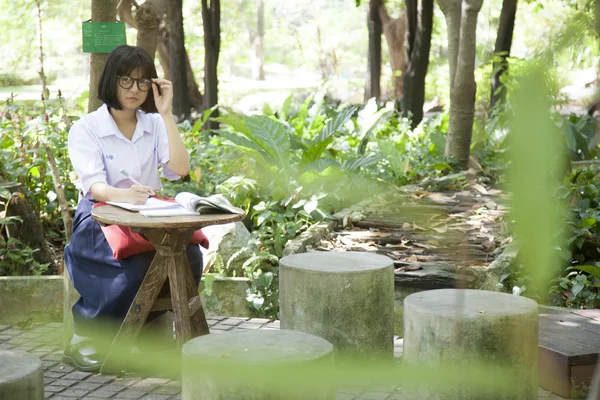 Chica de lectura y tarea . — Foto de Stock