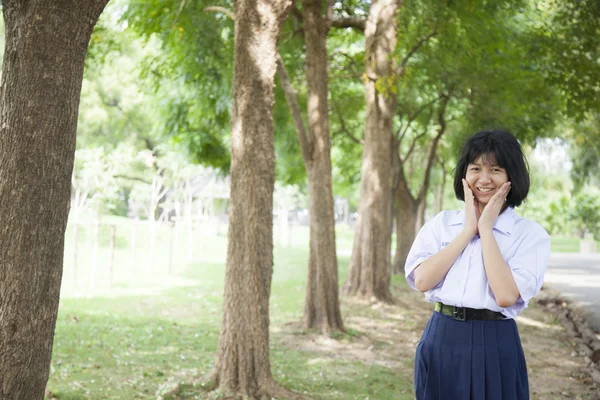 Chica sonrisa y relajarse — Foto de Stock