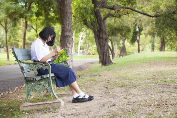 Girl sitting and reading a book. — Stock Photo, Image