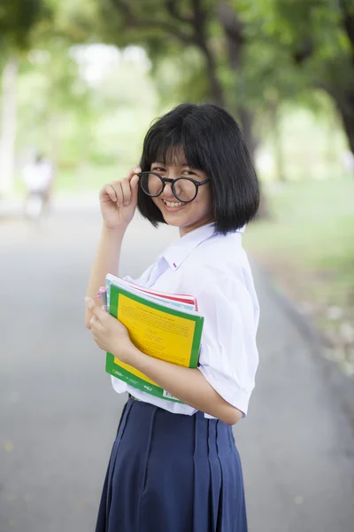 Schülerin steht mit einem Buch in der Hand. — Stockfoto