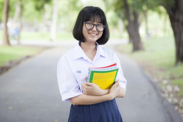 Schülerin steht mit einem Buch in der Hand. — Stockfoto