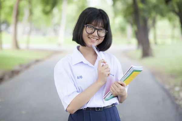 Studentessa in piedi in possesso di un libro . — Foto Stock