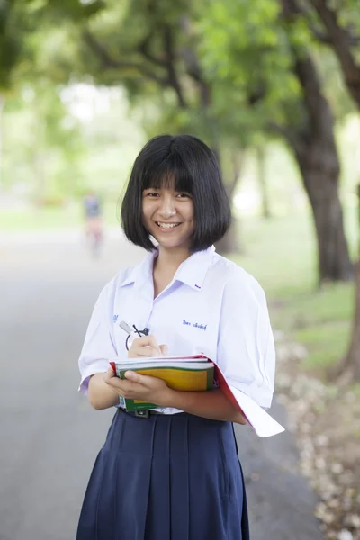 Schülerin steht mit einem Buch in der Hand. — Stockfoto