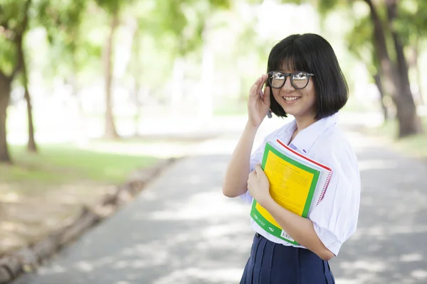 Studentessa in piedi in possesso di un libro . — Foto Stock