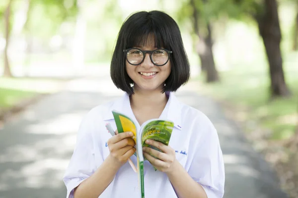Dívka, která nosí brýle, čtení knihy. — Stock fotografie