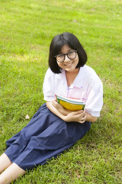 Schülerin hält Bücher in der Hand und lächelt. — Stockfoto