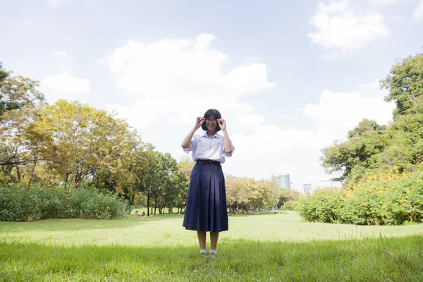 Écolière debout sur la pelouse . — Photo