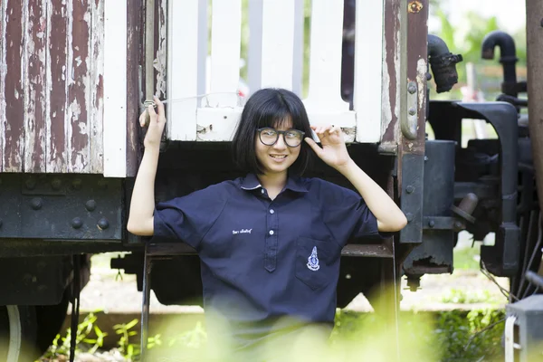 Mädchen mit Brille lächeln glücklich — Stockfoto