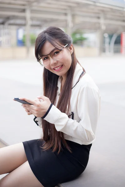 Empresaria sentada usando un smartphone . — Foto de Stock