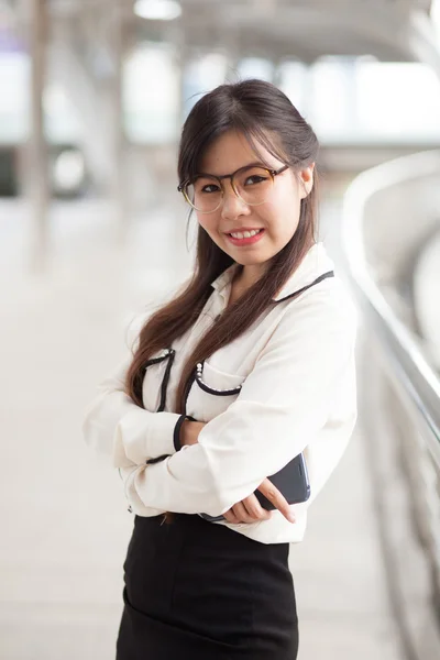 Happy businesswoman standing on sidewalk. — Stock Photo, Image