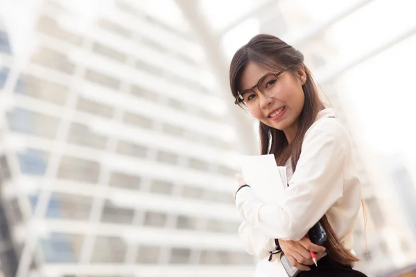 Happly asiático mujer de negocios hold papel . — Foto de Stock