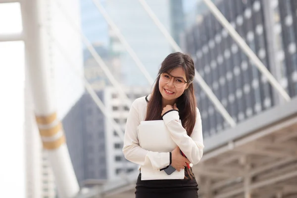 Happly asian businesswoman hold paper. — Stock Photo, Image