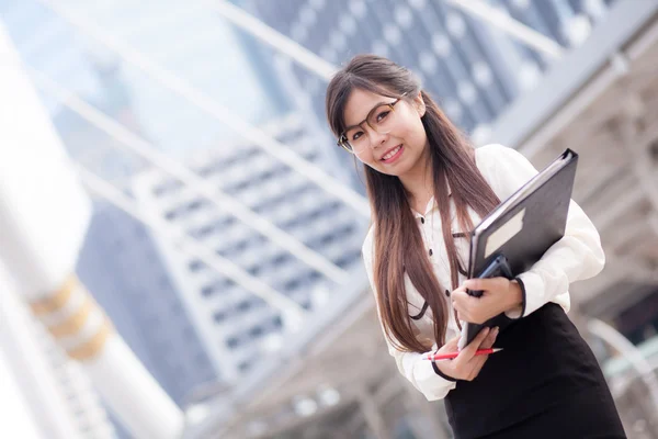 Happly asian businesswoman hold paper. — Stock Photo, Image