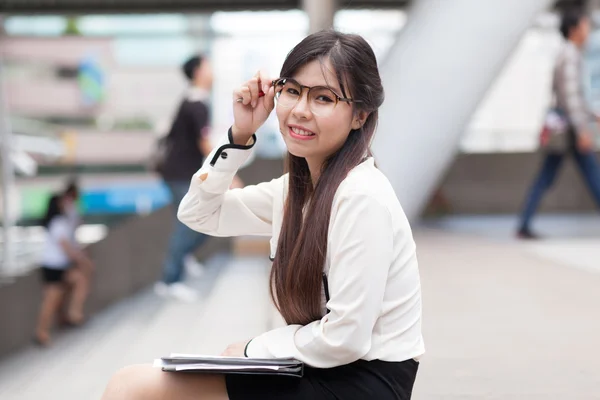 Glückliche und entspannte Geschäftsfrau. — Stockfoto