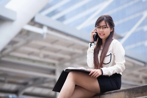 Mujer de negocios hablando por teléfono . — Foto de Stock