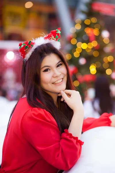 Glücklich und lächelnd Weihnachtsfrau. — Stockfoto