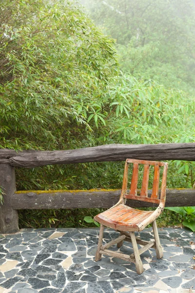 Dřevěná židle na balkóně — Stock fotografie