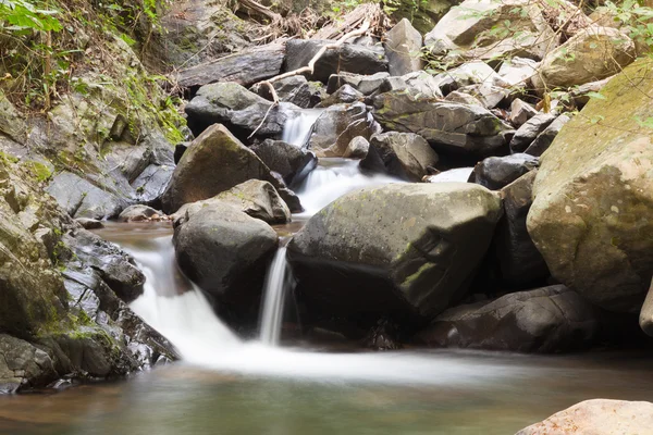 Waterfall that flows down from the mountains. — Stock Photo, Image