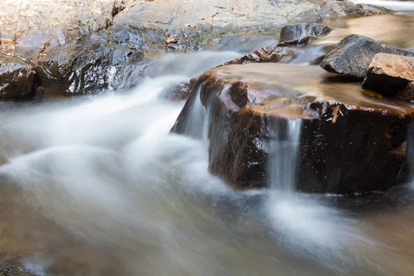 Vattenfall som rinner ner från bergen. — Stockfoto