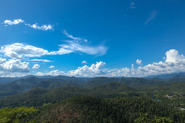 Montanhas florestadas e céu . — Fotografia de Stock