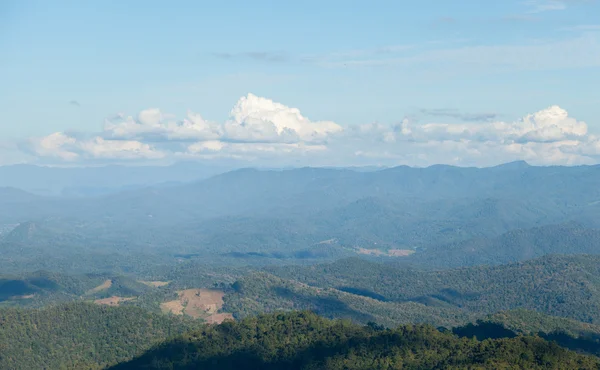 Montanhas florestadas e céu . — Fotografia de Stock