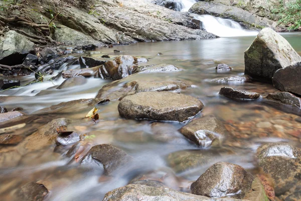 Waterfall that flows down from the mountains. — Stock Photo, Image