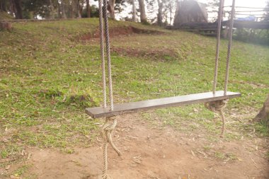 Ahşaptan yapılmış salıncak