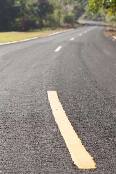 Gele kromme op de weg. — Stockfoto