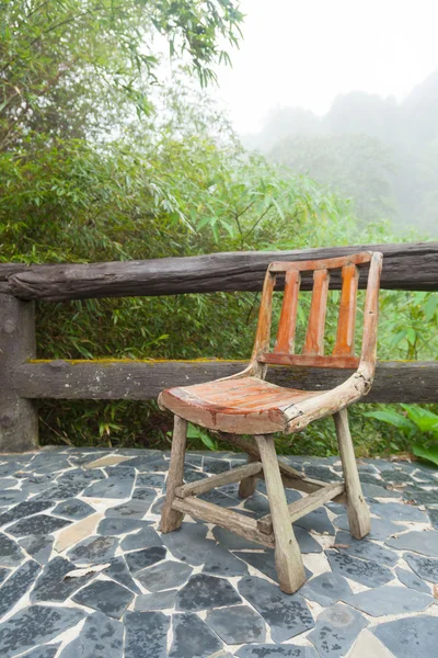 Dřevěná židle na balkóně — Stock fotografie