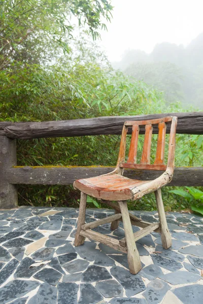 Sedia in legno sul balcone — Foto Stock