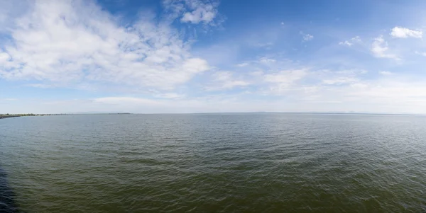 Área lago y cielo — Foto de Stock