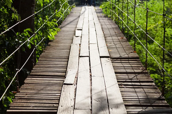 Hangbrug gemaakt van hout — Stockfoto