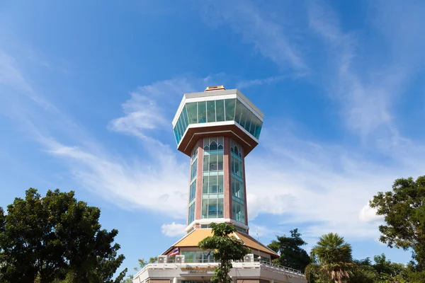 Tower and clear skies — Stock Photo, Image