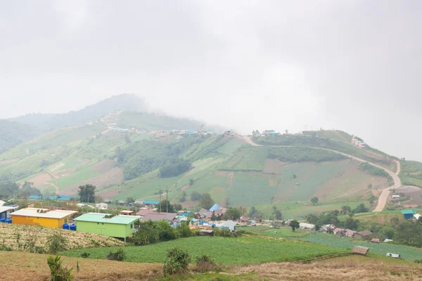 Aldeias e terras agrícolas nas montanhas . — Fotografia de Stock