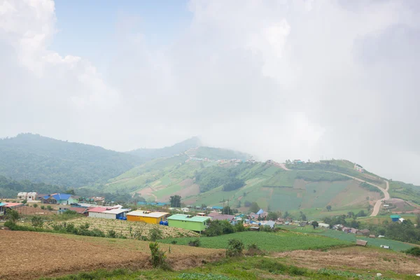 Aldeias e terras agrícolas nas montanhas . — Fotografia de Stock