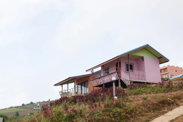 Houses are built on the foothills of the mountains. — Stock Photo, Image