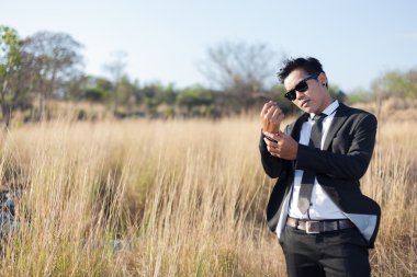 giyen siyah takım elbise