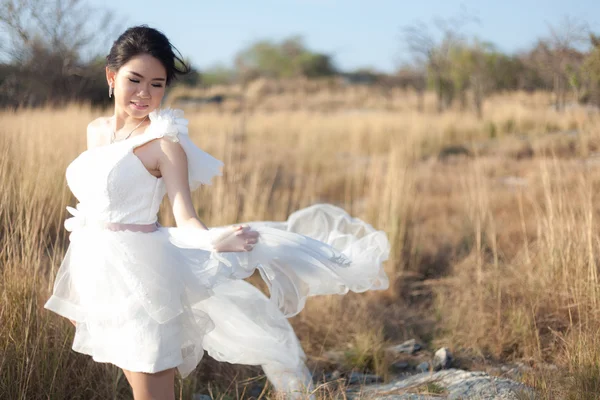 Mariée debout dans la prairie — Photo