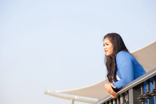 Woman standing at the balcony — Stock Photo, Image