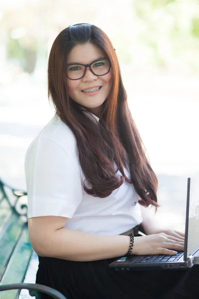 Uso del estudiante Cuaderno . —  Fotos de Stock